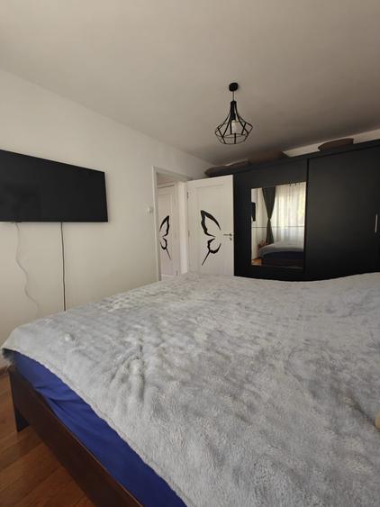 Apartament cu 2 camere semidecomandat în Podu Roș