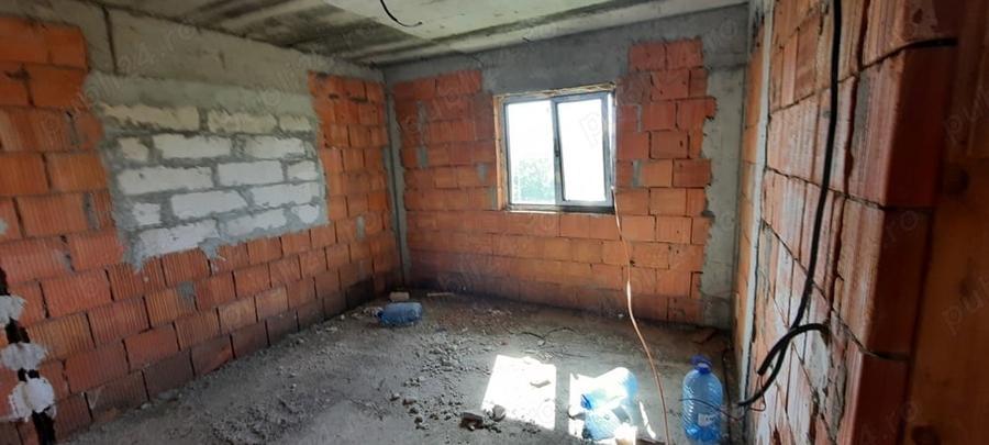 Casă cu 4 camere cu Teren 750 Mp în Novaci