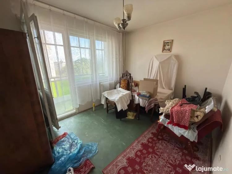 Apartament cu 3 camere semidecomandat în Central