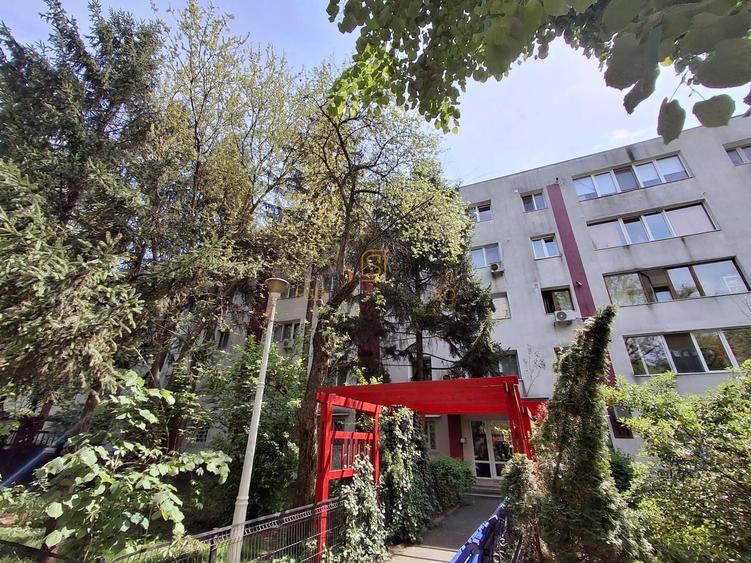Apartament cu 3 camere semidecomandat în Berceni