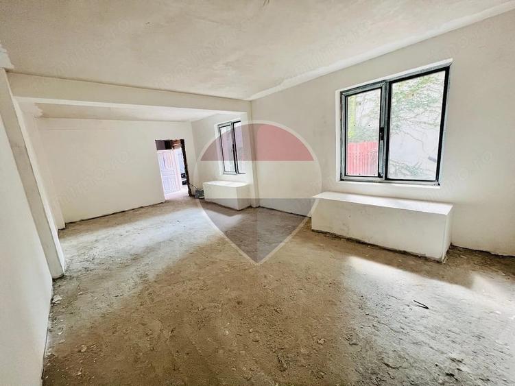 Casă cu 10 camere cu Teren 65 Mp în Central