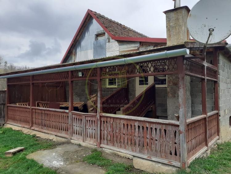 Casă individuală cu 4 camere cu Teren 2750 Mp în Văleni