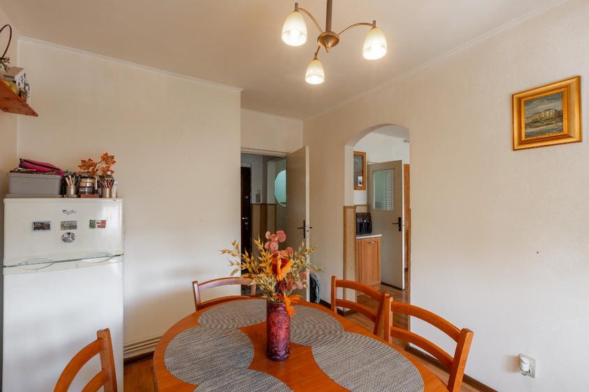 Apartament cu 4 camere decomandat în Vitrometan