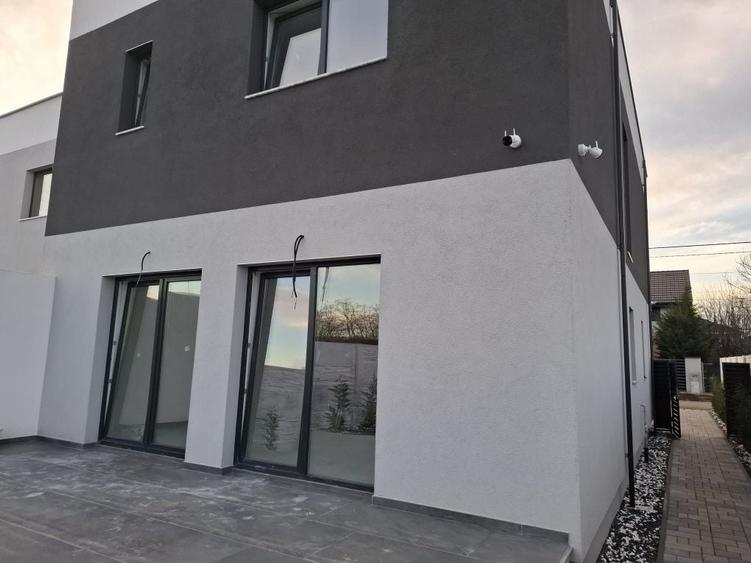 Casă cu 4 camere în Dumbrăvița