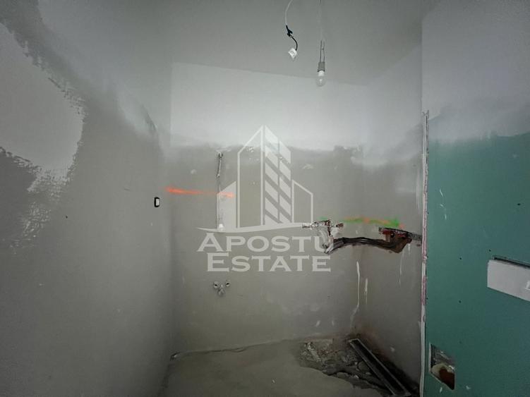 Apartament cu 3 camere semidecomandat în Aradului