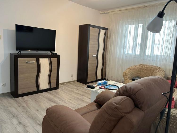 Apartament cu 3 camere semidecomandat în Centrul Civic