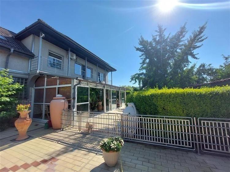 Casă individuală cu 7 camere cu Piscina în Sânnicolau Mic