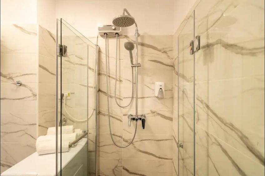 Apartament cu 3 camere semidecomandat în P-ța Romană