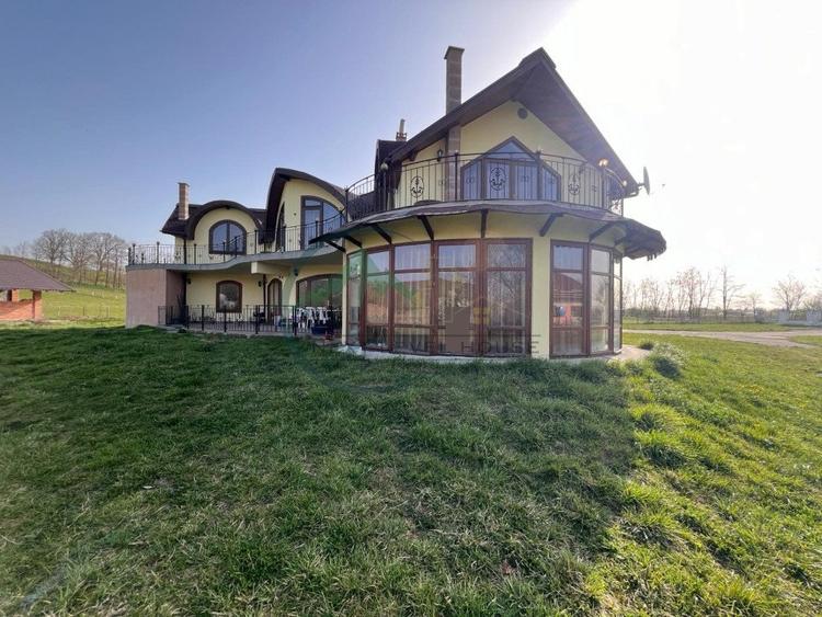 Casă individuală cu 6 camere cu Teren 27394 Mp în Nord-Est