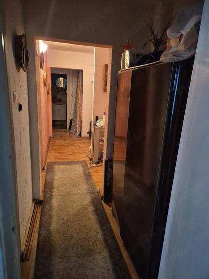 Vand apartament 4 camere decomandat et.1 micro V - 6