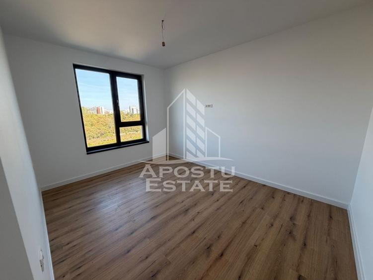 Apartament cu 3 camere semidecomandat în Torontalului