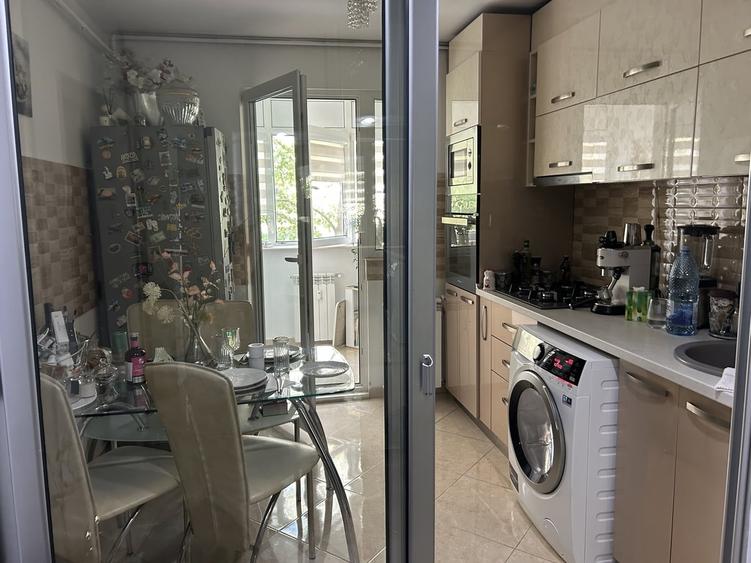 Apartament cu 3 camere semidecomandat în Crângași
