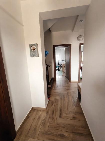 Casă cu 5 camere cu Canalizare în Dumbrăvița