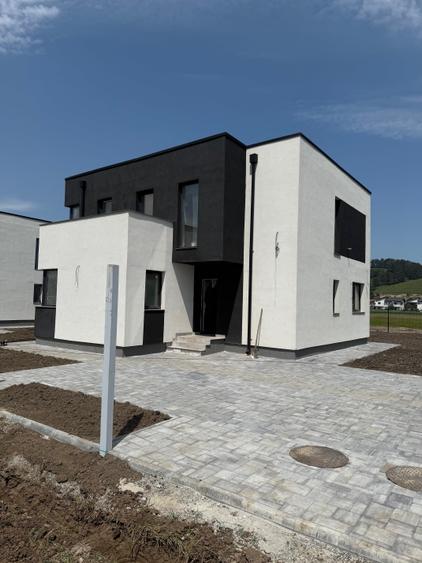 Casă individuală cu 5 camere cu Canalizare în Sânpetru