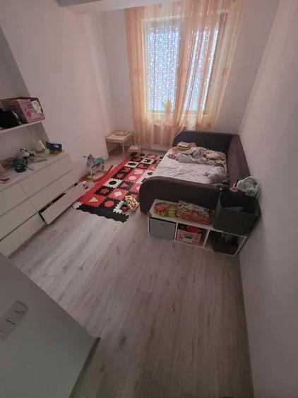 Apartament cu 3 camere în Apărătorii Patriei