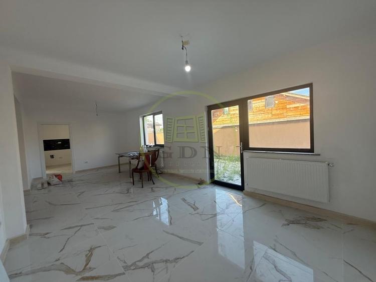 Casă individuală cu 5 camere cu Teren 430 Mp în Malu Mare