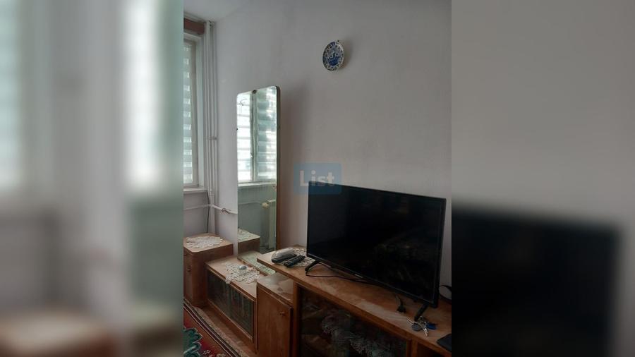 Apartament cu 3 camere semidecomandat în Calea București