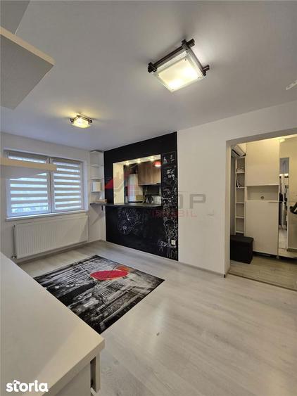 Apartament cu 3 camere semidecomandat în Podu Roș