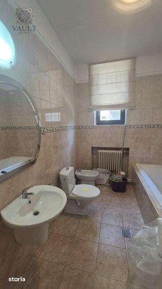 Apartament cu 5 camere decomandat în Moșilor
