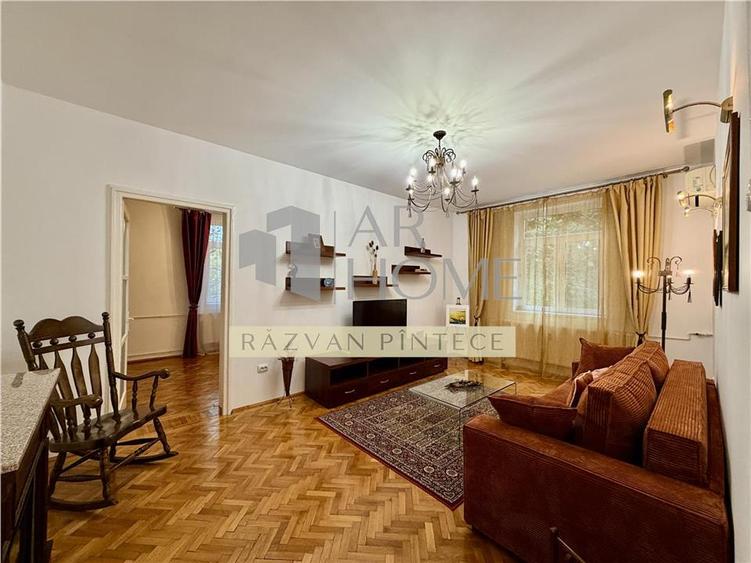 Apartament cu 3 camere decomandat, mobilat în Sud