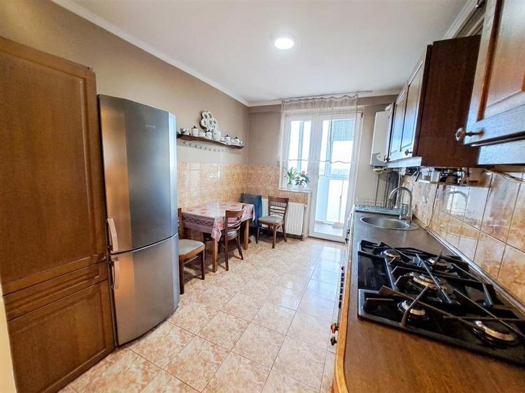 Apartament cu 3 camere decomandat în Central