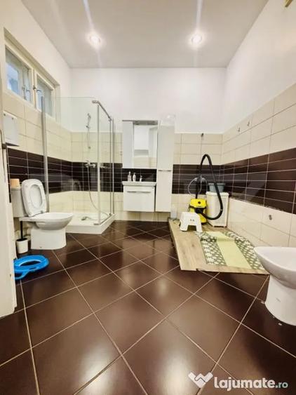 Casă cu 10 camere cu Teren 411 Mp în Lunei