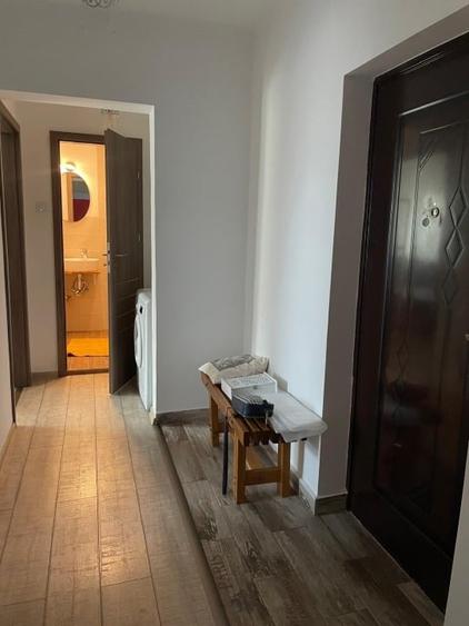 Apartament cu 3 camere semidecomandat, mobilat în Sebastian