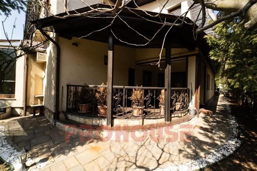 Casă individuală cu 10 camere cu Teren 550 Mp în Ultracentral