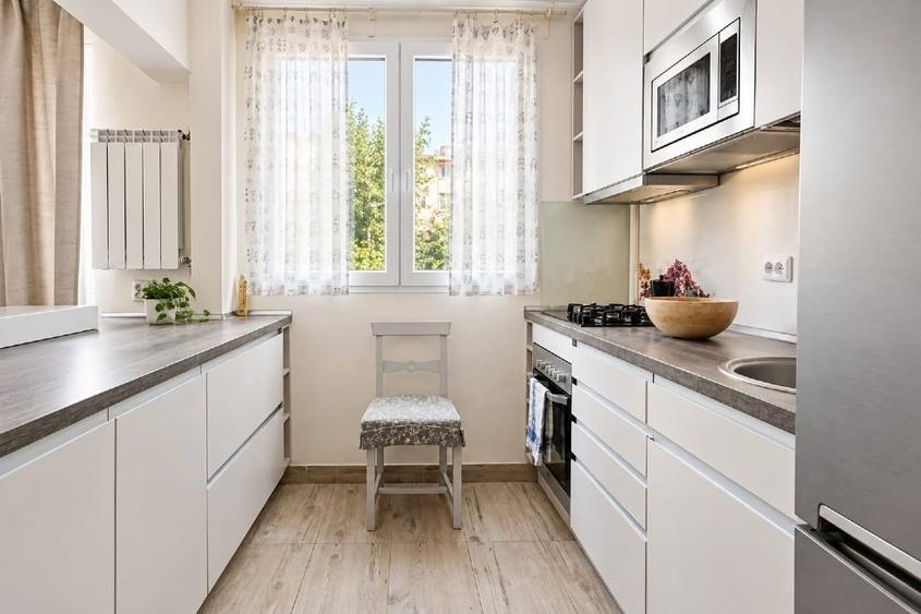 Apartament cu 3 camere semidecomandat, mobilat în Titan