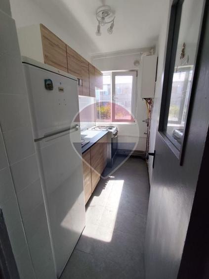 Apartament cu 3 camere semidecomandat, mobilat în Central