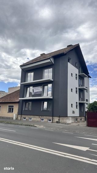 Apartament cu 3 camere decomandat în Tractorul