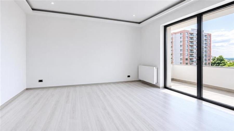 Apartament cu 3 camere decomandat în Tractorul