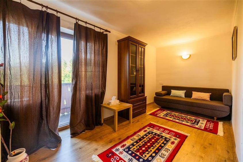 Casă individuală cu 10 camere cu Teren 1742 Mp în Exterior Est