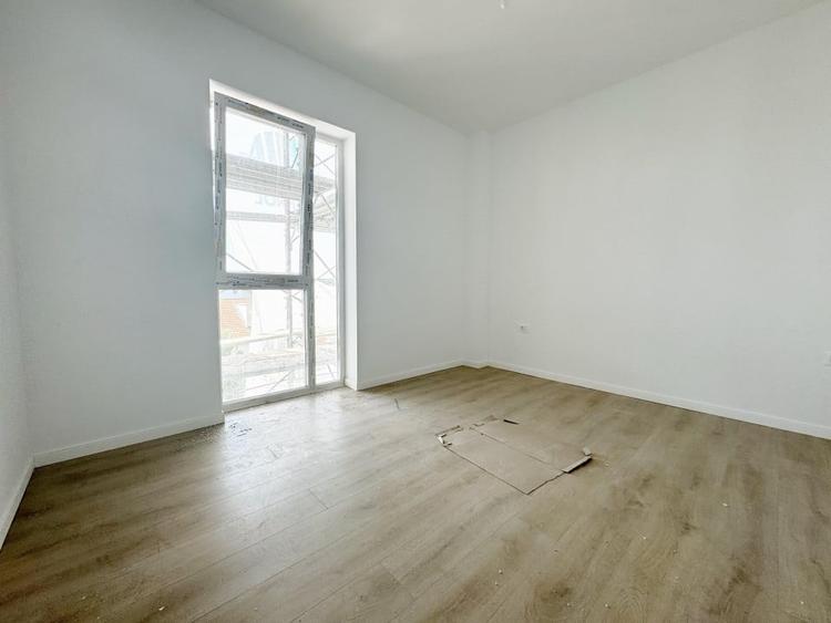 Apartament cu 3 camere semidecomandat în Aradului