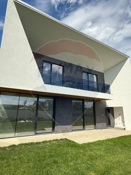 Casă individuală cu 5 camere cu Piscina în Central
