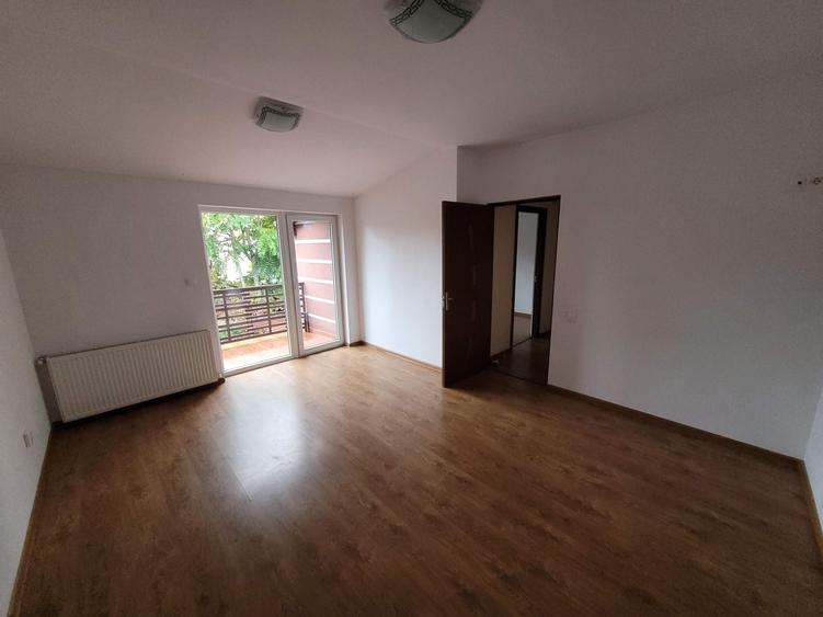 Casă cu 4 camere cu Teren 240 Mp în Republicii