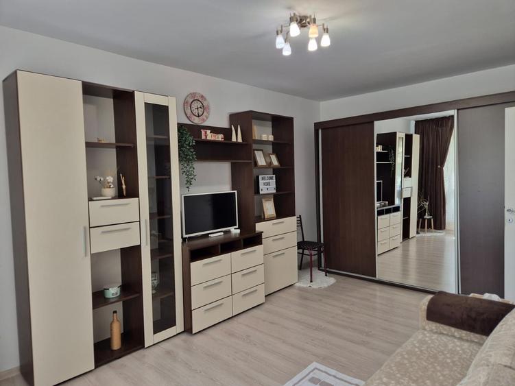 Garsonieră decomandată în Titan