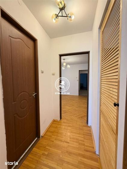 Apartament cu 3 camere în Podu Roș