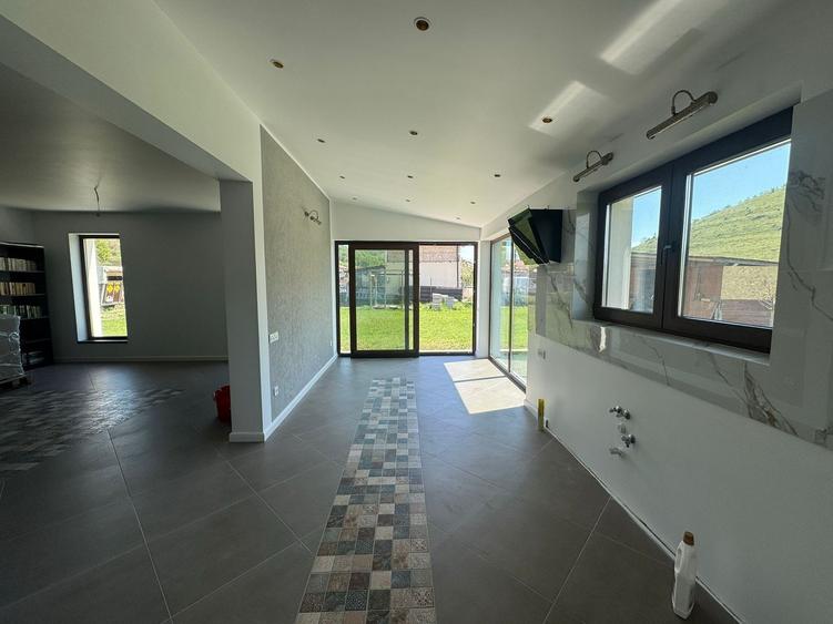 Casă individuală cu 5 camere cu Teren 1000 Mp în Pata
