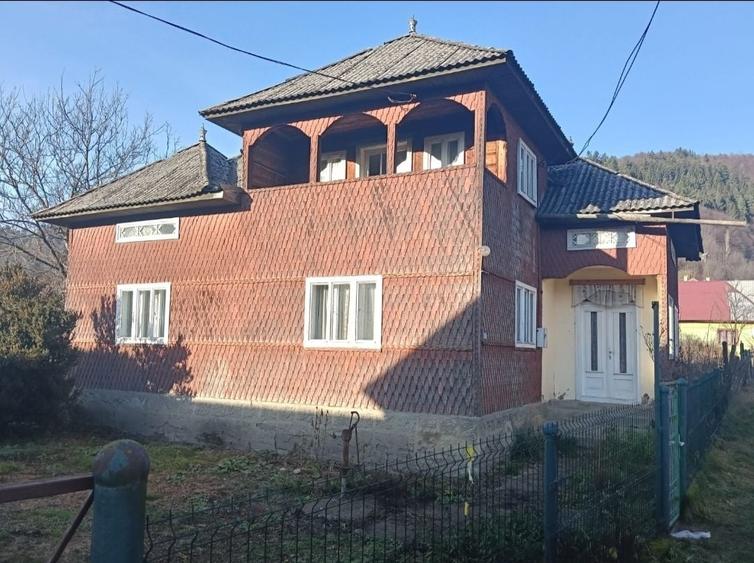 Casă cu 4 camere în Moisei