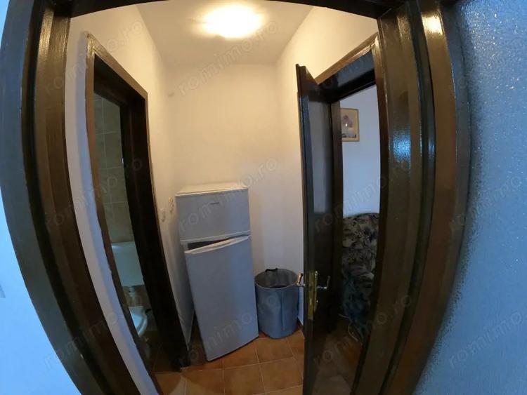 Apartament cu 3 camere semidecomandat, mobilat în Central