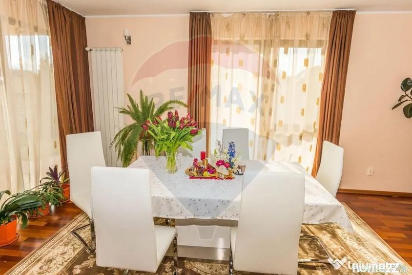 Casă cu 7 camere cu Teren 1071 Mp în Central