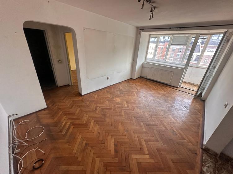 Apartament cu 2 camere semidecomandat în P-ța Victoriei
