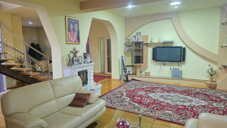 Casă cu 6 camere cu Teren 3125 Mp în 22 Decembrie