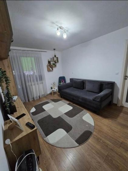 Apartament cu 2 camere semidecomandat, mobilat în Decebal