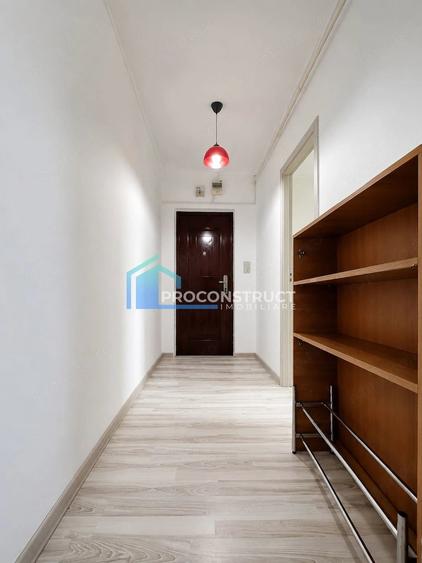 Apartament cu 3 camere semidecomandat în Buziașului