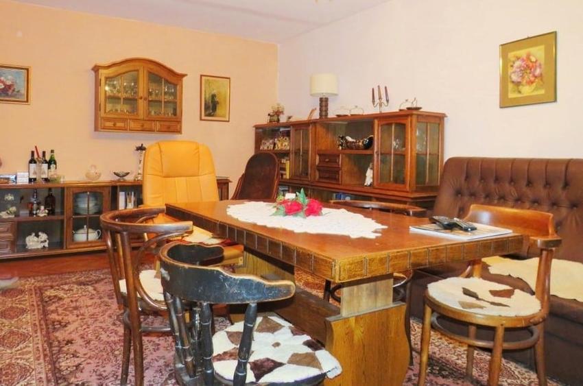 Casă individuală cu 9 camere cu Canalizare în Tuzla