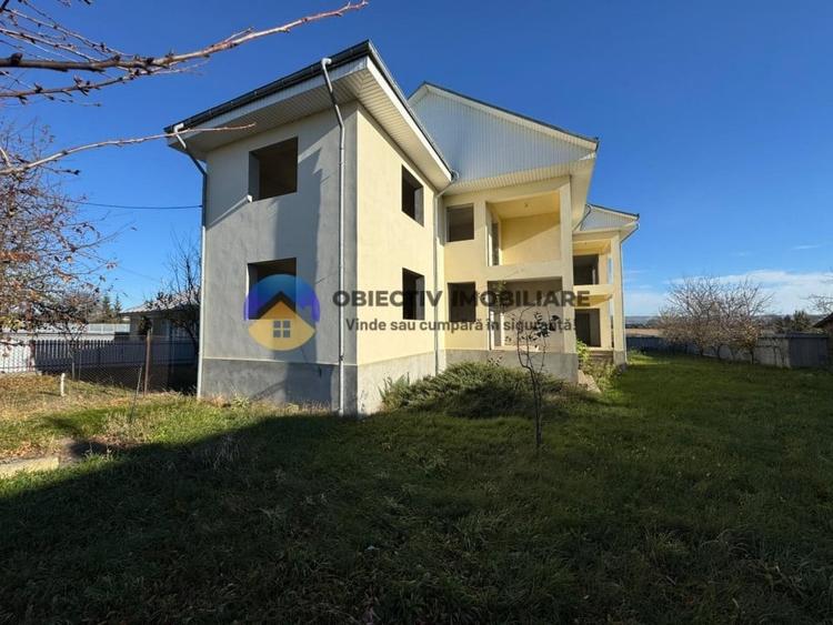 Casă cu 5 camere cu Teren 3600 Mp în Bodești
