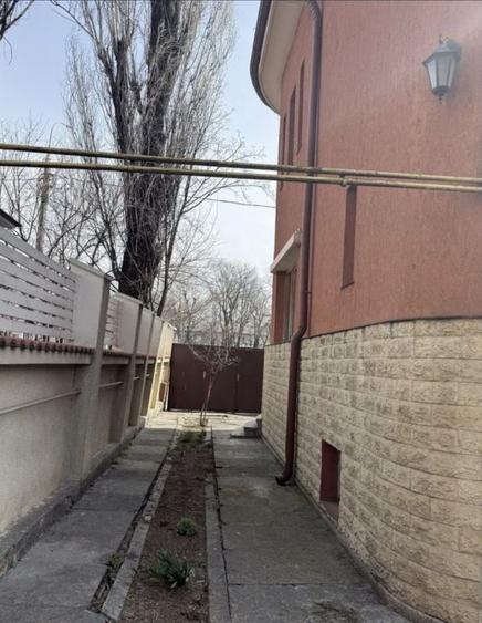 Casă individuală cu 6 camere cu Canalizare în Cotroceni
