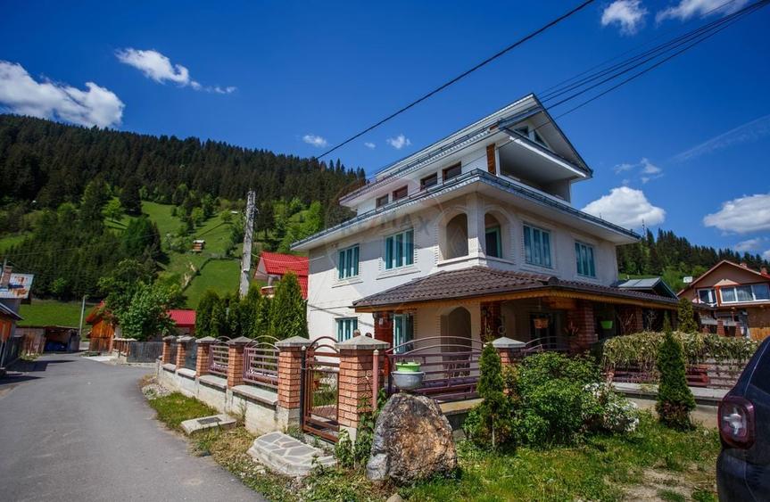 Casă individuală cu 6 camere cu Teren 1100 Mp în Borca